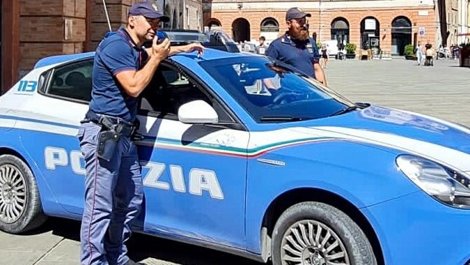 Alla vista della pattuglia uno ha tentato di darsi alla fuga ma è stato immediatamente fermato. Sono stati arrestati con l’accusa di detenzione di sostanze stupefacenti ai fini di spaccio. . Alla vista della pattuglia uno ha tentato di darsi alla fuga ma è stato immediatamente fermato. Sono stati arrestati con l’accusa di detenzione di sostanze stupefacenti ai fini di spaccio. .