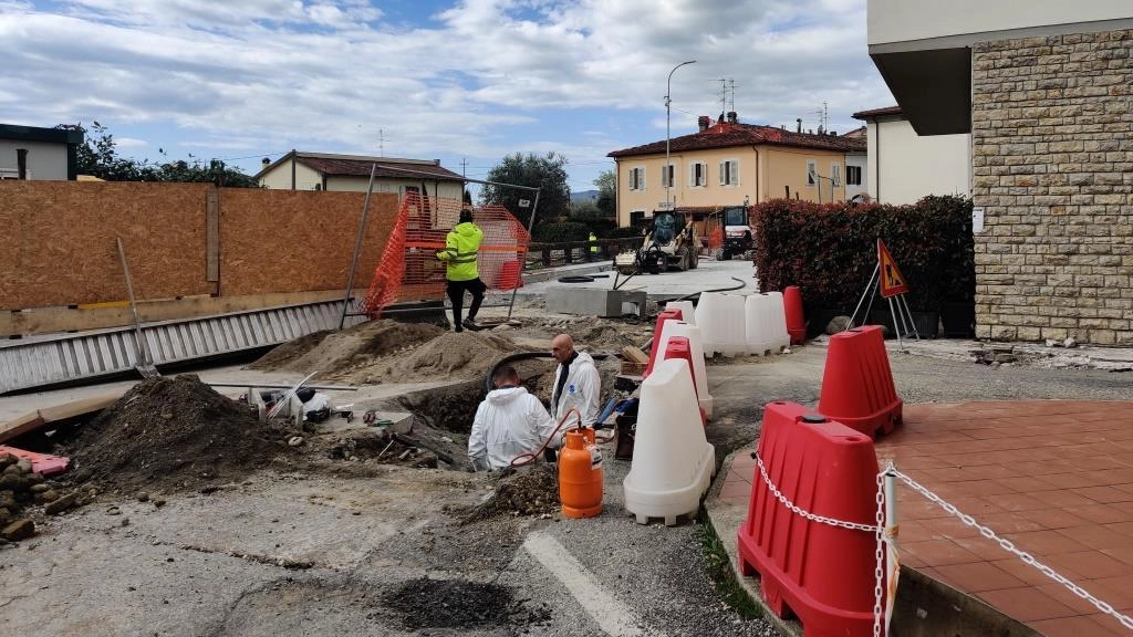 Il rammarico della Provincia: "Enorme disagio per i residenti e per l’amministrazione". Il trasporto pubblico locale è costato centomila euro. I cittadini: "Non speriamo più niente" .