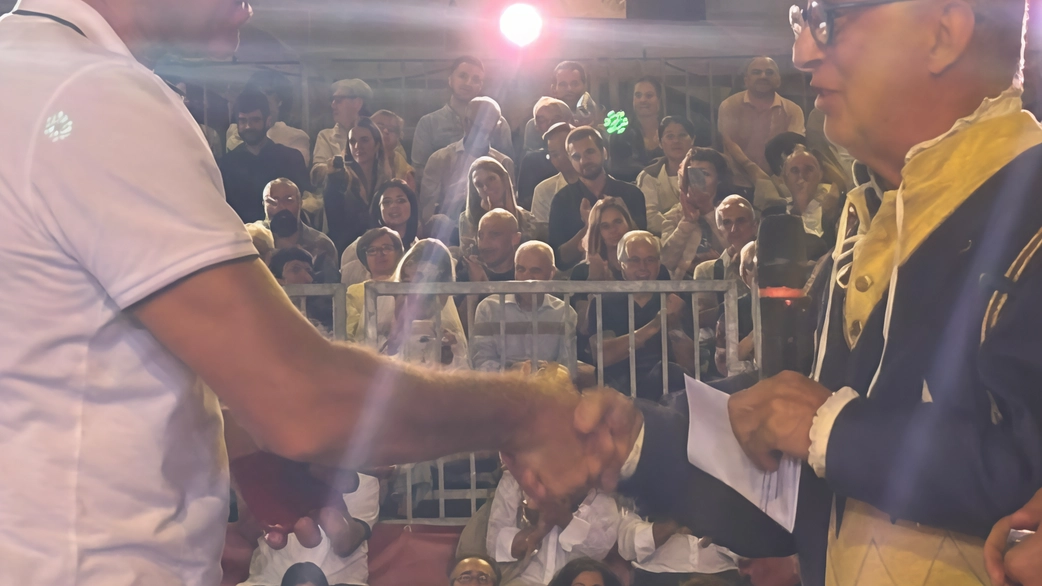 Il momento nel quale il presidente del Gruppo Sbandieratori, Giuseppe Del Barna, consegna in piazza l’omaggio a Roberto Vannacci; tutto questo ha creato nelle ore successive numerose polemiche su più fronti Il momento nel quale il presidente del Gruppo Sbandieratori, Giuseppe Del Barna, consegna in piazza l’omaggio a Roberto Vannacci; tutto questo ha creato nelle ore successive numerose polemiche su più fronti