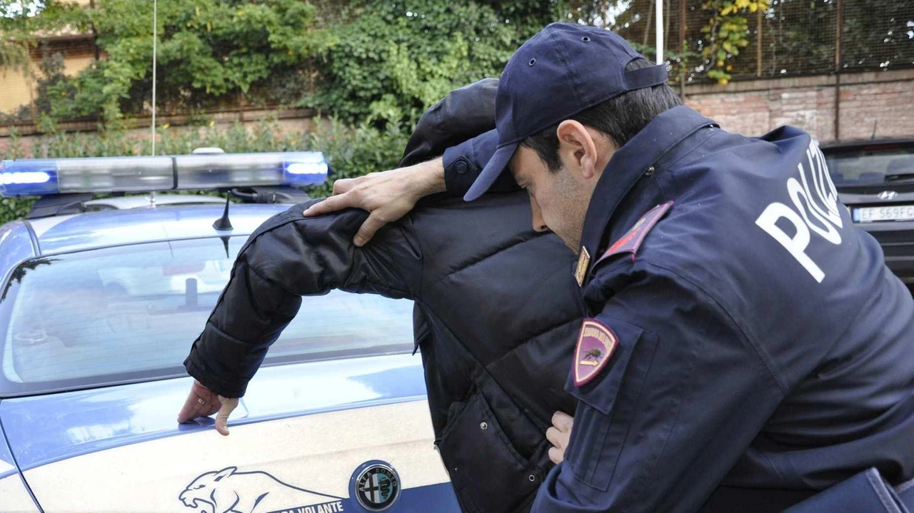 Un giovane straniero è stato arrestato dagli agenti del Commissariato di Viareggio Un giovane straniero è stato arrestato dagli agenti del Commissariato di Viareggio