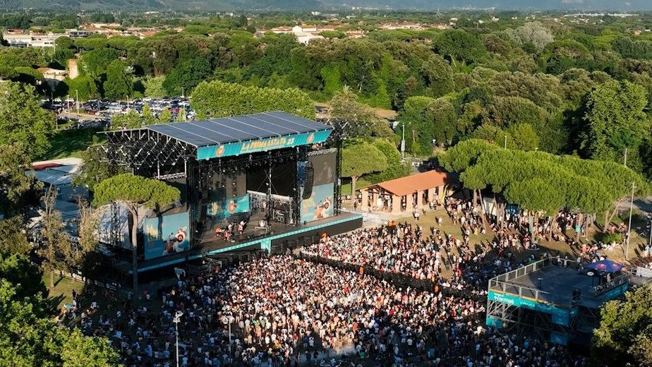Si accendono al tramonto le luci a Bussoladomani. Grande attesa per il live dei Mogwai. Più di 1.500 gli abbonamenti venduti per il primo week-end, e "due su tre fuori dalla Toscana".