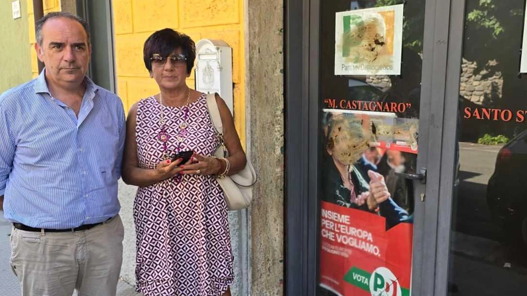Davide Natale e Paola Sisti davanti alla sede del Pd in via Roma Davide Natale e Paola Sisti davanti alla sede del Pd in via Roma