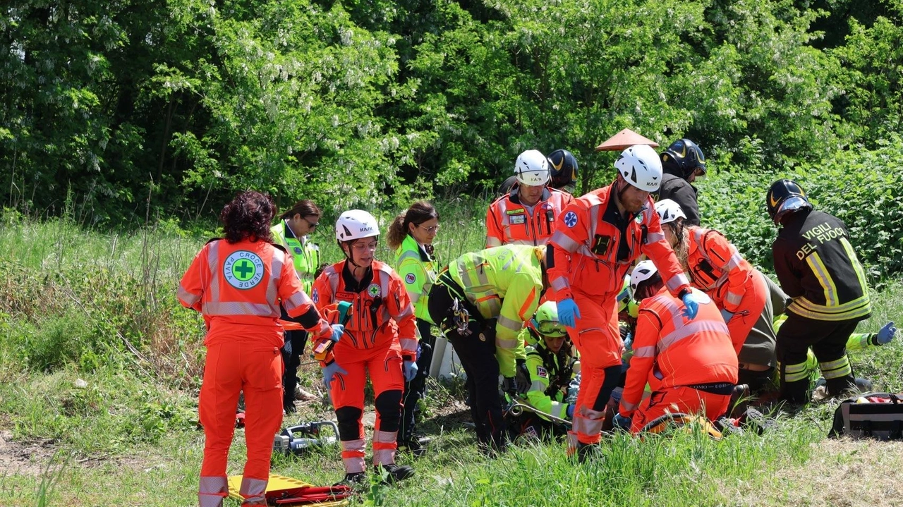 Sul luogo dell’incidente sono arrivati i vigili del fuoco e l’ambulanza(foto archivio) Sul luogo dell’incidente sono arrivati i vigili del fuoco e l’ambulanza(foto archivio)