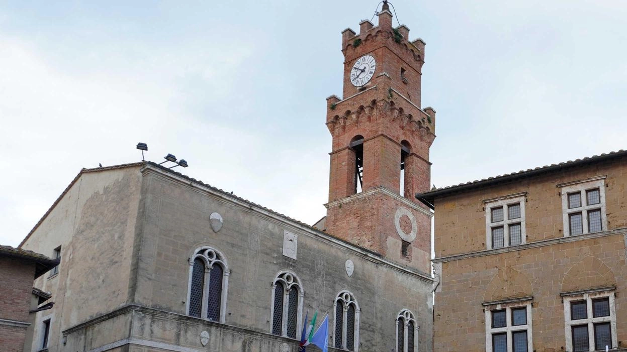 La commedia "Teatrino di don Giotto" va in scena a Pienza con protagonisti dilettanti locali. Dopo la pausa per il Covid, riprende l'impegno teatrale con tre serate in piazza Pio II. La commedia "Teatrino di don Giotto" va in scena a Pienza con protagonisti dilettanti locali. Dopo la pausa per il Covid, riprende l'impegno teatrale con tre serate in piazza Pio II.