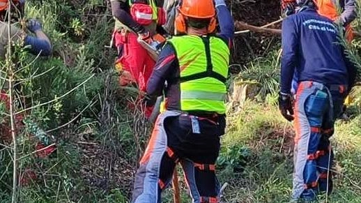 Il fumo si è levato all’improvviso in una zona impervia del territorio di Luni. I volontari lo hanno raggiunto e messo in sicurezza insieme ai carabinieri. Il fumo si è levato all’improvviso in una zona impervia del territorio di Luni. I volontari lo hanno raggiunto e messo in sicurezza insieme ai carabinieri.