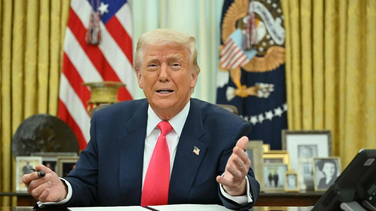 Il presidente degli Stati Uniti Donald Trump mentre firma uno degli innumerevoli provvedimenti sui dazi