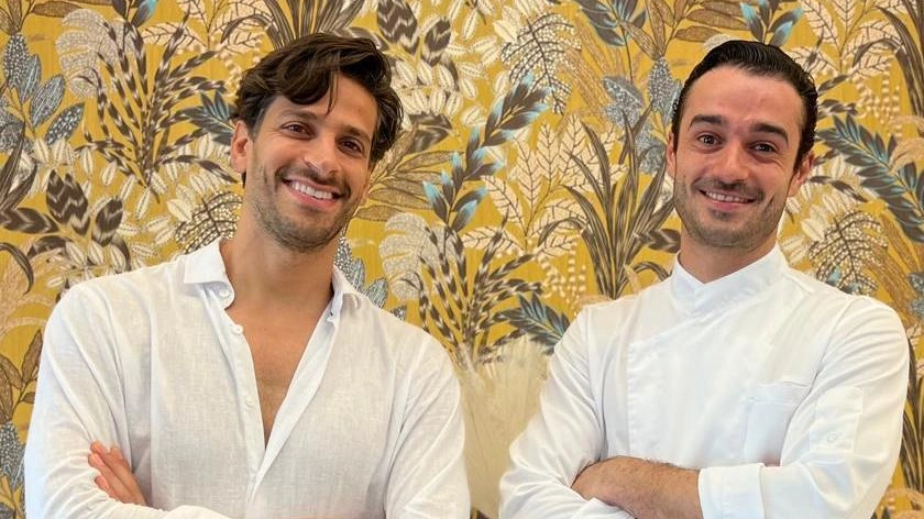 Da sinistra Paolo Calì e a destra Fernando Pompei, chef brasiliano e allievo di Massimo Bottura: sono i due titolari del nuovo b&b diffuso «Le camere» pietrasantine all’ex albergo Italia su viale Oberdan Da sinistra Paolo Calì e a destra Fernando Pompei, chef brasiliano e allievo di Massimo Bottura: sono i due titolari del nuovo b&b diffuso «Le camere» pietrasantine all’ex albergo Italia su viale Oberdan