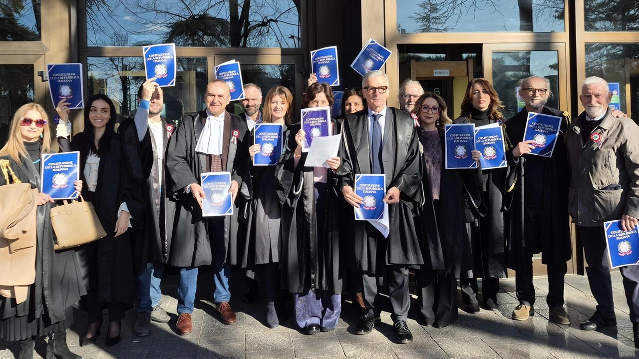 Pm e giudici schierati davanti al tribunale ieri. mattina. «A difesa della Costituzione» (video. su www.lanazione.it/siena Pm e giudici schierati davanti al tribunale ieri. mattina. «A difesa della Costituzione» (video. su www.lanazione.it/siena