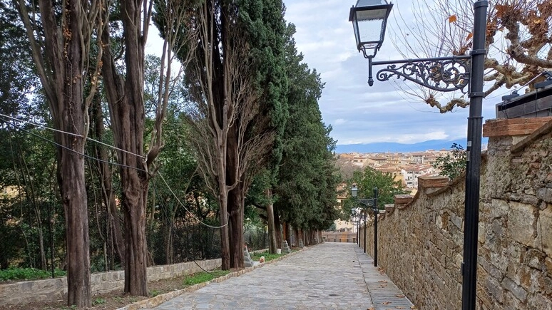 La scalinata restaurata di Monte alle Croci (Firenze) che ospita la più antica via Crucis d'Italia La scalinata restaurata di Monte alle Croci (Firenze) che ospita la più antica via Crucis d'Italia