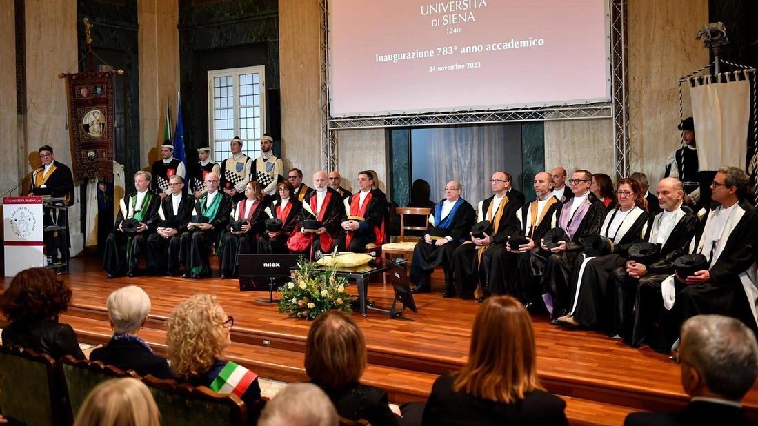 Oggi la cerimonia in Rettorato aperta dalla relazione del rettore Di Pietra . Oggi la cerimonia in Rettorato aperta dalla relazione del rettore Di Pietra .