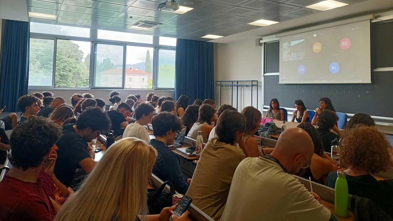 L’assemblea degli studenti al Polo Piagge occupato L’assemblea degli studenti al Polo Piagge occupato
