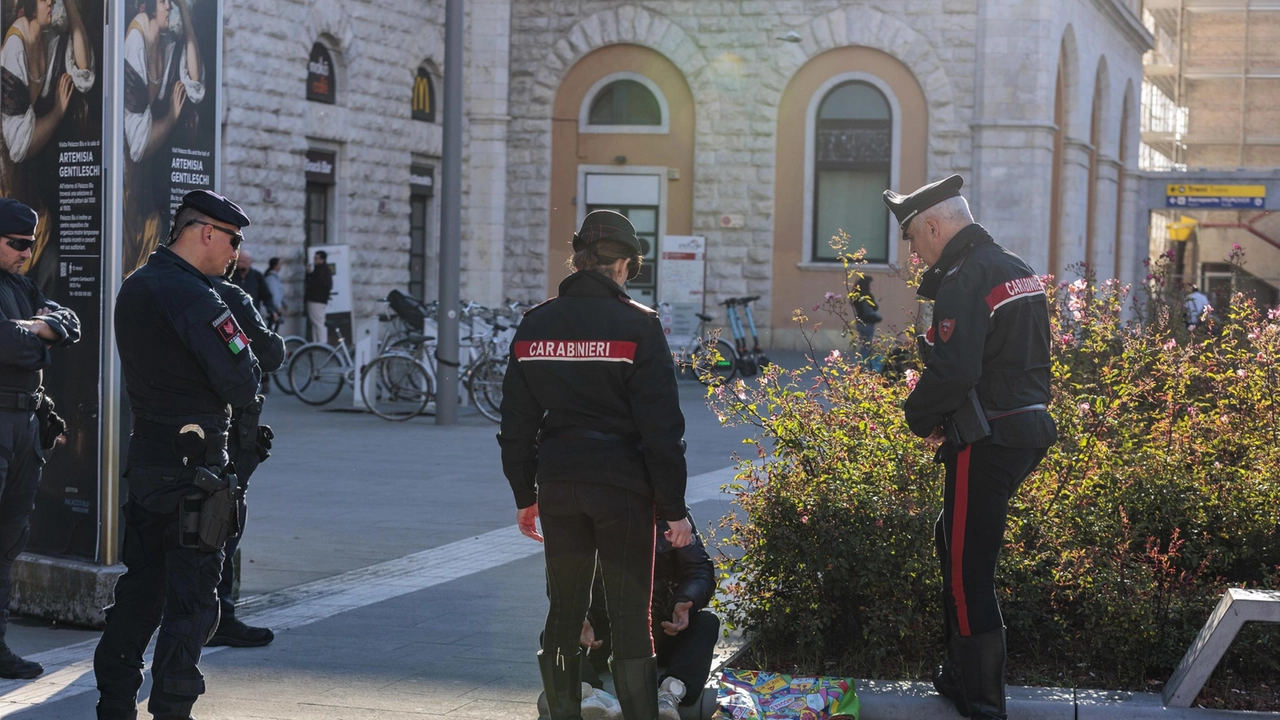 Il controllo di un. giovane extracomunitario in zona Stazione (Foto Del Punta/Valtriani) Il controllo di un. giovane extracomunitario in zona Stazione (Foto Del Punta/Valtriani)