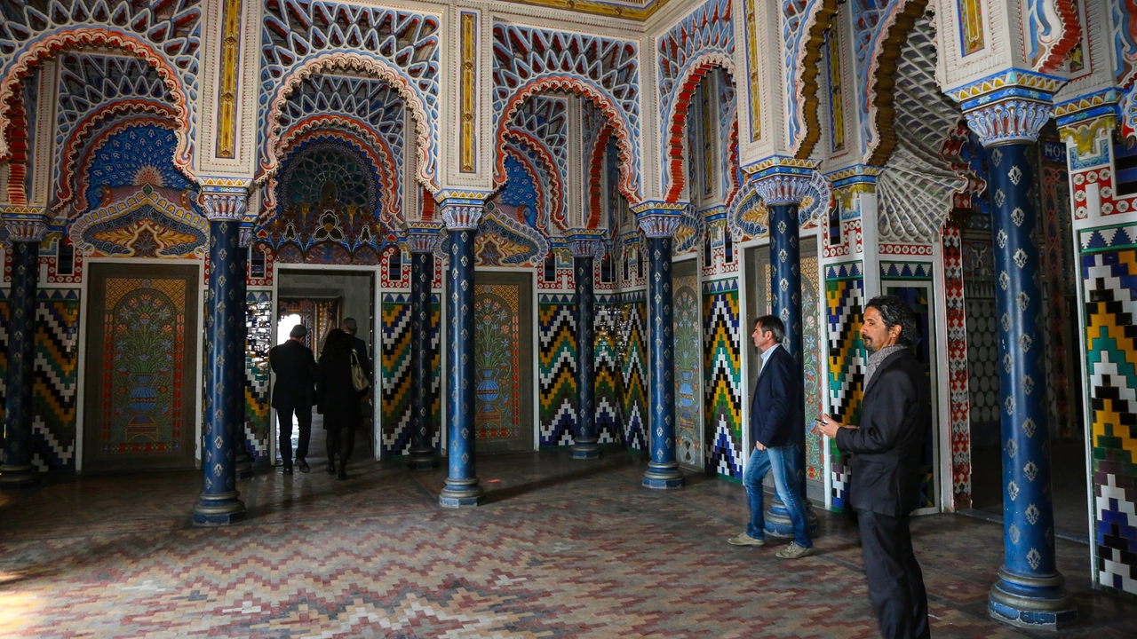 Un sopralluogo nel Castello di Sammezzanno. A destra, turisti nel parco Un sopralluogo nel Castello di Sammezzanno. A destra, turisti nel parco