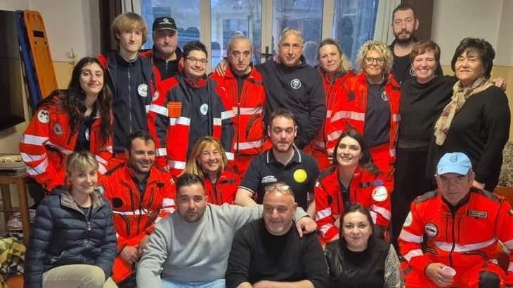 La squadra dei dodici soccorritori della Pubblica assistenza che hanno ricevuto il diploma alla fine del corso di 5 mesi