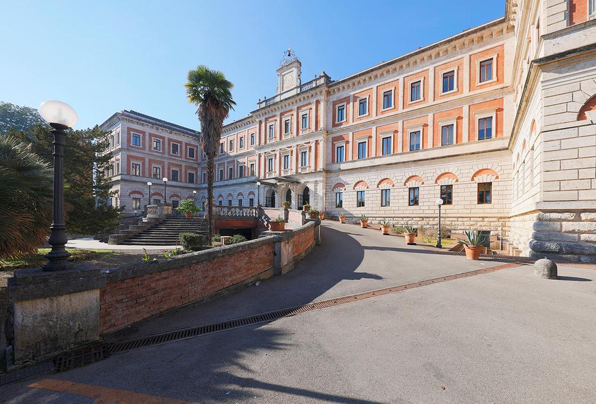 https://www.lanazione.it/image-service/view/acePublic/alias/contentid/ZWE3MTA2OWMtZTE3Yi00/0/da-tutto-il-mondo-a-siena-sistemi-complessi-e-impatto-degli-algoritmi-in-arrivo-650-scienziati.jpeg?f=1.91:1&w=1200