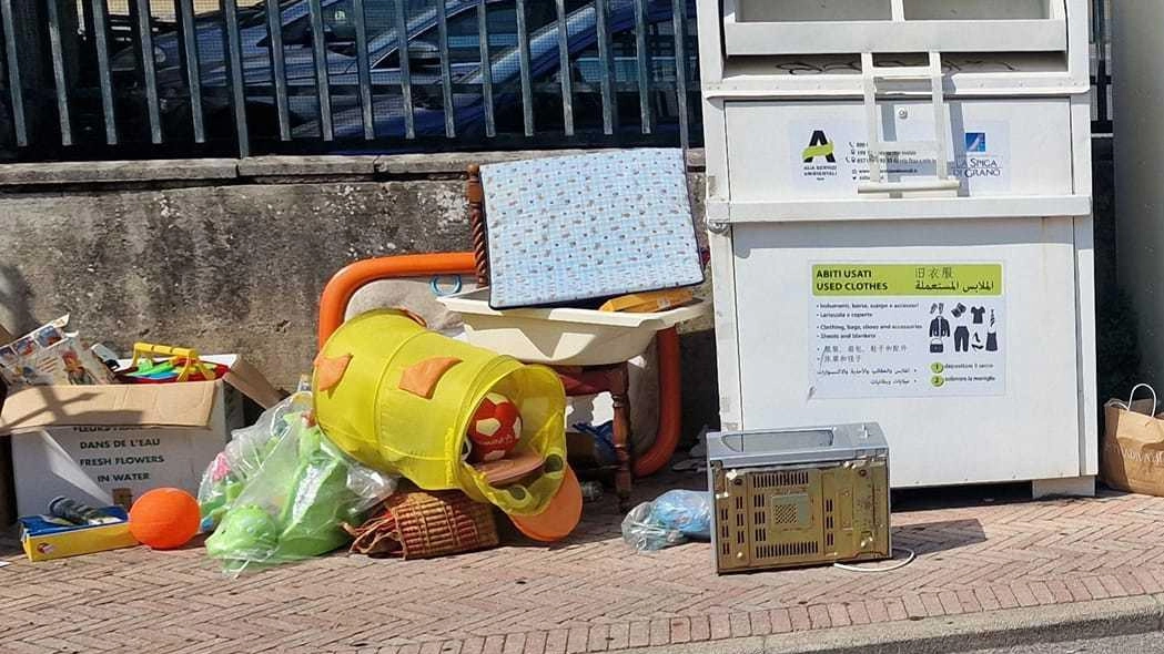 L'assessore all'Ambiente di Pescia, Maurizio Aversa, sollecita la collaborazione dei cittadini per contrastare l'abbandono dei rifiuti, annunciando controlli e sanzioni mirate. L'amministrazione punta sul passaggio al porta a porta per risolvere la problematica. L'assessore all'Ambiente di Pescia, Maurizio Aversa, sollecita la collaborazione dei cittadini per contrastare l'abbandono dei rifiuti, annunciando controlli e sanzioni mirate. L'amministrazione punta sul passaggio al porta a porta per risolvere la problematica.