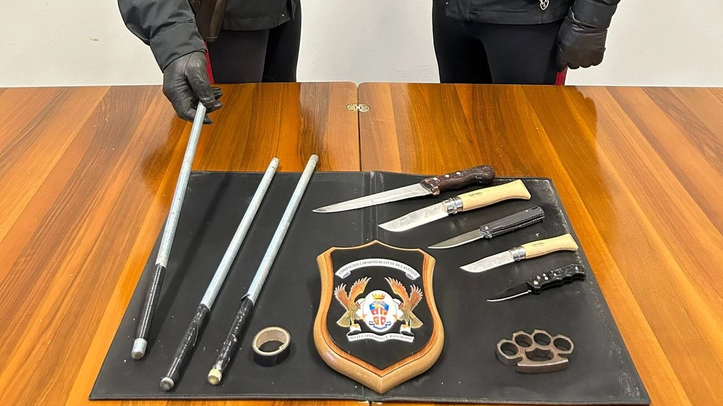 Gli oggetti sequestrati dai Carabinieri