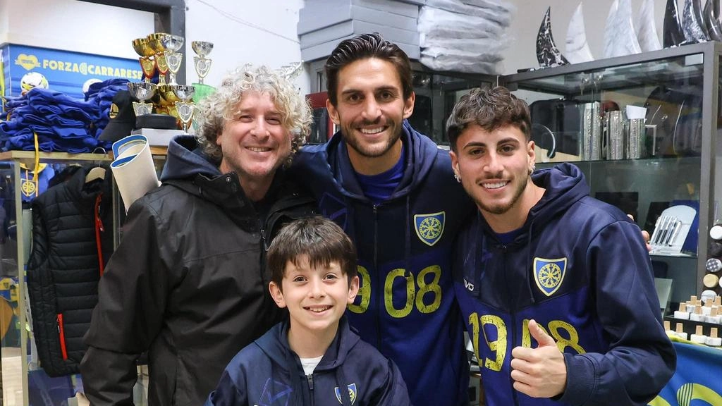 Ernesto Torregrossa e Luigi Cherubini con due supertifosi della Carrarese
