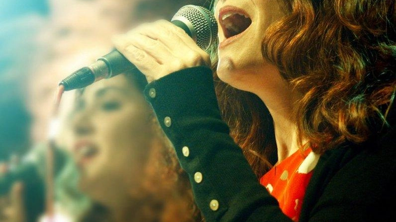 Stasera al circolo di Viaccia l’Irene Giuliani trio: sul palco la cantante e pianista, Luca Bernard al contrabbasso e Gioele Pagliaccia alla batteria