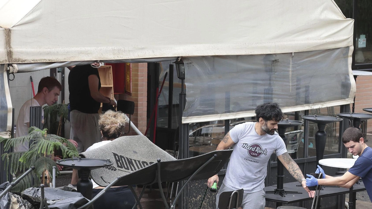 A sinistra al lavoro in strada Massetana Romana per liberare i negozi, in alto problemi alla stazione ferroviaria A sinistra al lavoro in strada Massetana Romana per liberare i negozi, in alto problemi alla stazione ferroviaria