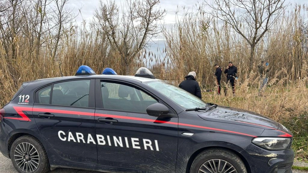 Il cadavere di una donna di mezza età è stato trovato ieri mattina in uno dei laghi dell’ex fornace Braccini a Pontedera. A dare l’allarme è stato un passante Il cadavere di una donna di mezza età è stato trovato ieri mattina in uno dei laghi dell’ex fornace Braccini a Pontedera. A dare l’allarme è stato un passante