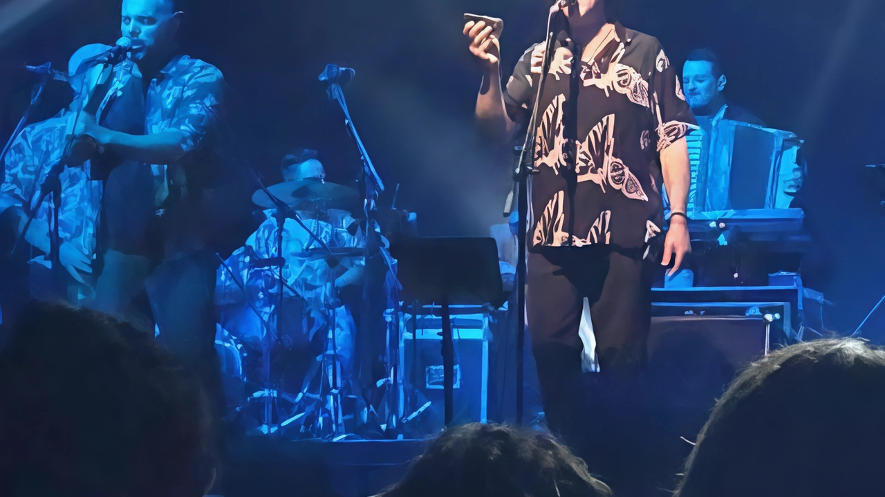 Edoardo Bennato, poi Max Gazzè (nella foto un momento del concerto), quindi Canzonissima e infine Paolo Ruffini. La terza edizione di Berta Music Festival, conclusa ieri sera con lo spettacolo «Up & Down» Edoardo Bennato, poi Max Gazzè (nella foto un momento del concerto), quindi Canzonissima e infine Paolo Ruffini. La terza edizione di Berta Music Festival, conclusa ieri sera con lo spettacolo «Up & Down»