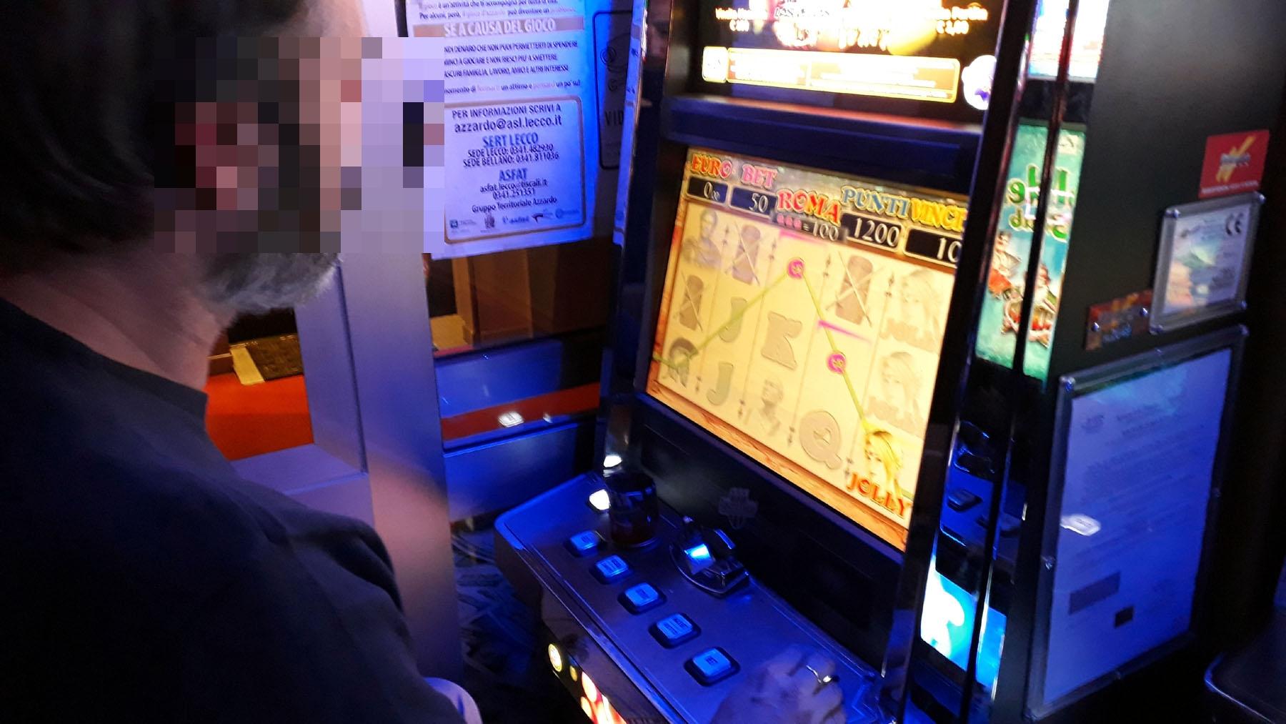 Sfonda la porta della sala giochi e rapina la cassiera, condannato Sfonda la porta della sala giochi e rapina la cassiera, condannato