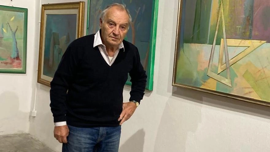L’artista carrarese Marco Bertagnini, 80 anni, davanti ad alcune. sue opere in mostra a Palazzo Micheli Pellegrini fino al 31 ottobre