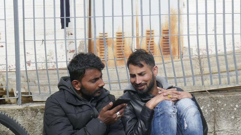 Alcuni operai al picchetto fuori dalla Lin Weidong. a Seano Foto Attalmi Alcuni operai al picchetto fuori dalla Lin Weidong. a Seano Foto Attalmi