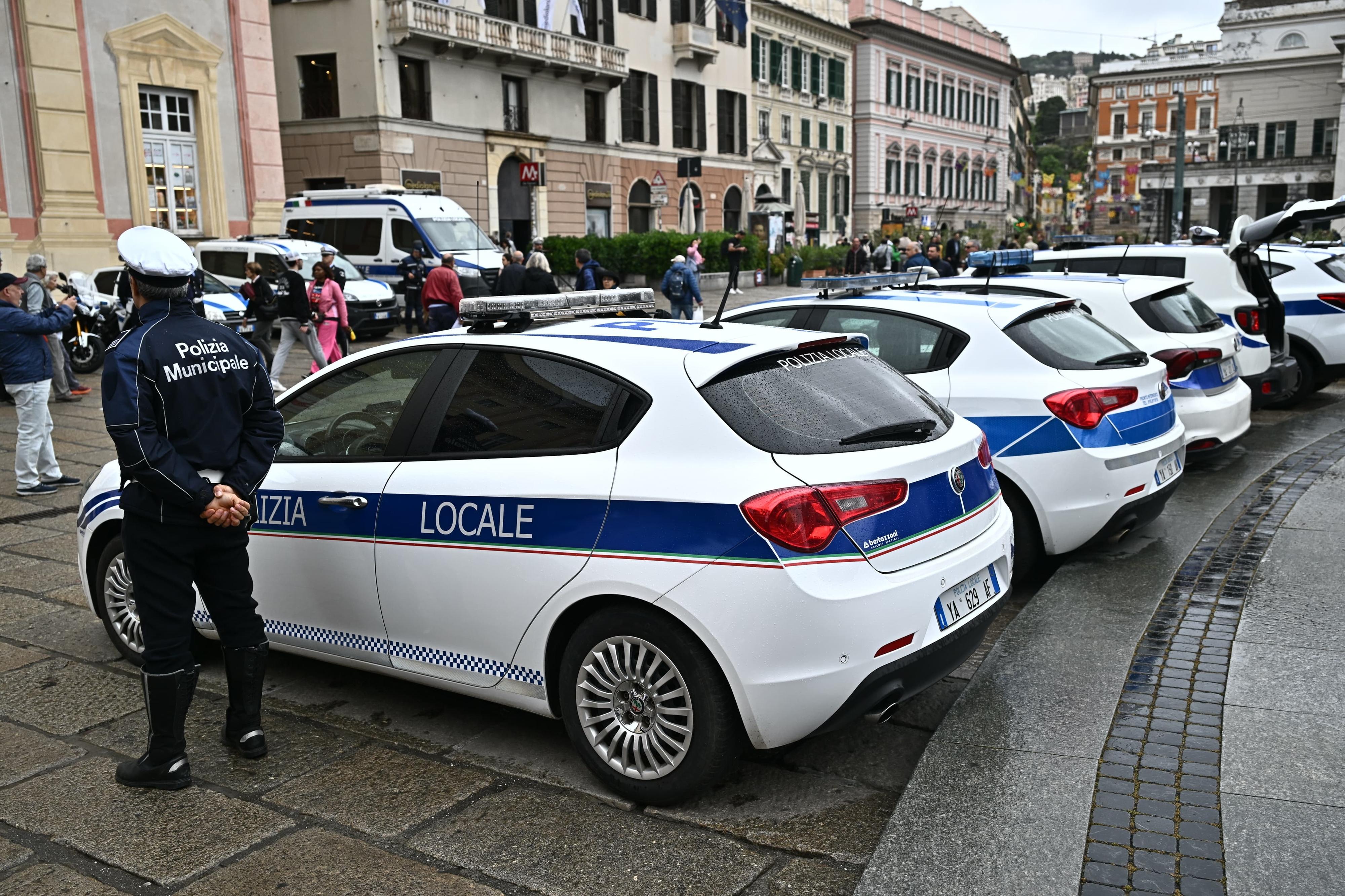 Polizia locale spezzina: onorificenze agli agenti Bertagna Ciregia e Rovinalti Polizia locale spezzina: onorificenze agli agenti Bertagna Ciregia e Rovinalti