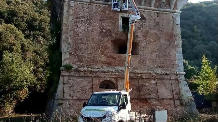 Ripulita dalle sterpaglie la Torre Beltrame. Il piano di recupero prevede la ricostruzione del tetto con l’architettura originaria Ripulita dalle sterpaglie la Torre Beltrame. Il piano di recupero prevede la ricostruzione del tetto con l’architettura originaria