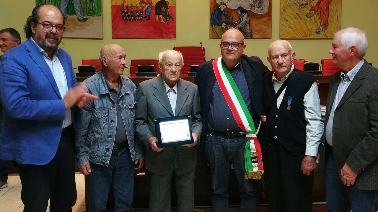 Da sinistra, l’assessore Simone Niccolai, i fratelli Gualtiero e Giovanni Polletti, il sindaco Gabriele Romiti, e Mario e Silvano Polletti, nella serata dedicata al ricordo della madre, Modesta Rossi, uccisa dai nazifaascisti nel giugno 1944 Da sinistra, l’assessore Simone Niccolai, i fratelli Gualtiero e Giovanni Polletti, il sindaco Gabriele Romiti, e Mario e Silvano Polletti, nella serata dedicata al ricordo della madre, Modesta Rossi, uccisa dai nazifaascisti nel giugno 1944