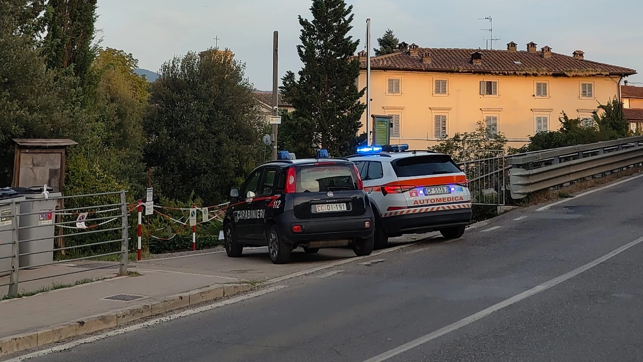 Automedica del 118 e carabinieri appena arrivati sul posto della tragedia nella zona del Diborrato, come viene chiamata dai colligiani Automedica del 118 e carabinieri appena arrivati sul posto della tragedia nella zona del Diborrato, come viene chiamata dai colligiani