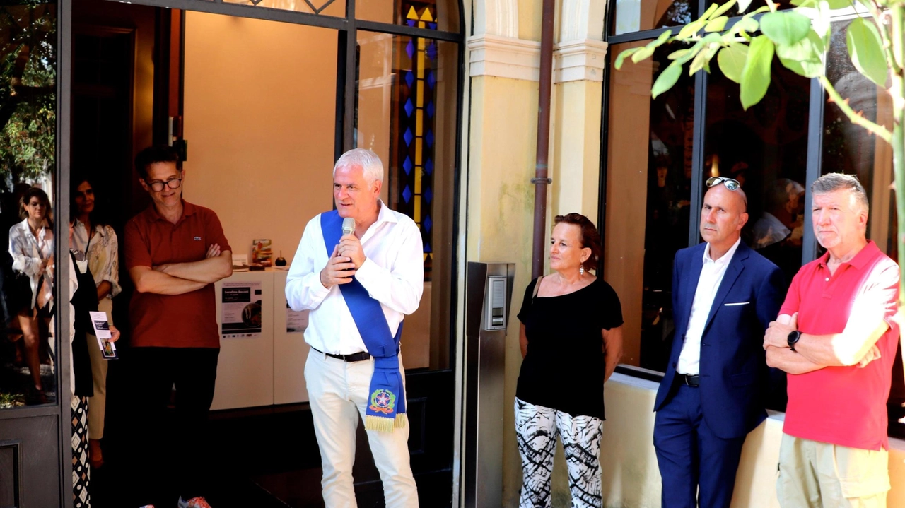 Il taglio del nastro alla mostra che resterà aperta sino alla fine del mese Il taglio del nastro alla mostra che resterà aperta sino alla fine del mese