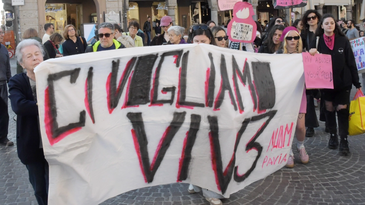 Presunti abusi a scuola, “Non una di meno” in piazza. ‘Ragazza, noi ti crediamo’