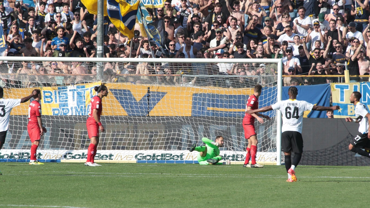 Kouda fallisce la rete del vantaggio. Il Parma ne approfitta e segna. Nel finale un altro errore per il 2-0