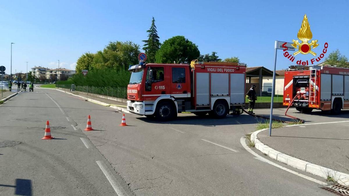 Incidente in viale Etruria: 3 auto coinvolte, una si ribalta. Chiusa la strada in direzione Firenze