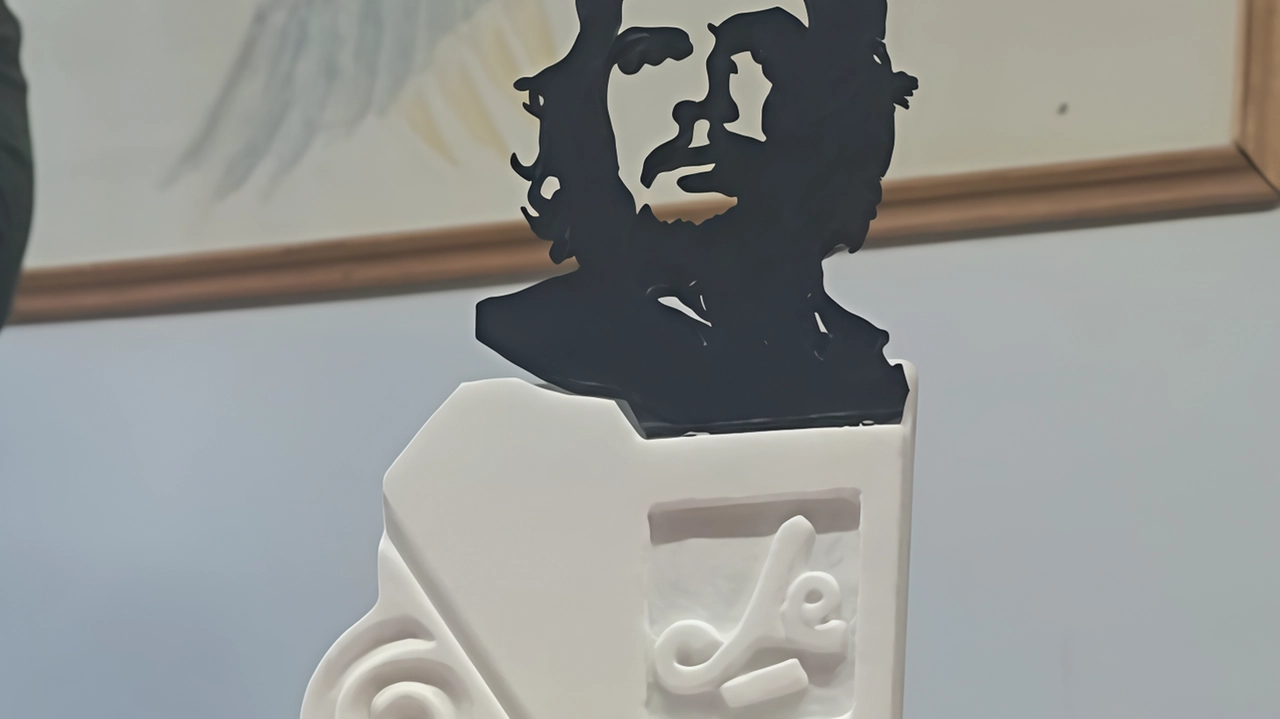 Raccoglie consensi il primo monumento in Italia dedicato a Che Guevara. L’opera dello scultore argentino Jorge Romeo, che sarà svelata... Raccoglie consensi il primo monumento in Italia dedicato a Che Guevara. L’opera dello scultore argentino Jorge Romeo, che sarà svelata...