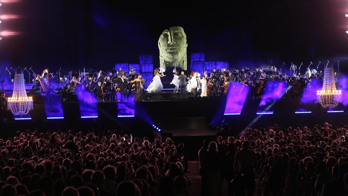 Il Teatro del Silenzio. Bocelli e Domingo incantano sotto le stelle. E stasera tocca a Matteo Il Teatro del Silenzio. Bocelli e Domingo incantano sotto le stelle. E stasera tocca a Matteo
