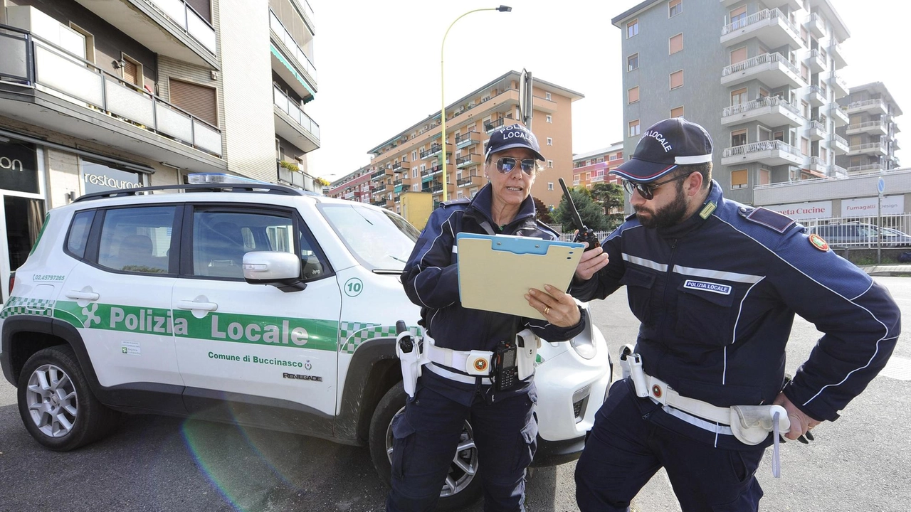Al controllo erano presenti anche gli agenti della polizia locale foto d’archivio Al controllo erano presenti anche gli agenti della polizia locale foto d’archivio