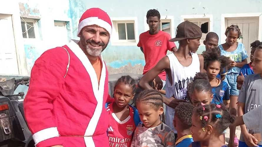 Daniele Mannini vestito da Babbo Natale tra i bambini di Capo Verde Daniele Mannini vestito da Babbo Natale tra i bambini di Capo Verde