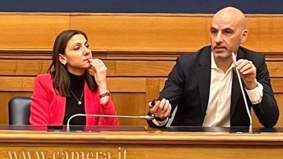 Il sindaco Luca Secondi e la vicepresidente della Camera Anna Ascani durante la presentazione Il sindaco Luca Secondi e la vicepresidente della Camera Anna Ascani durante la presentazione