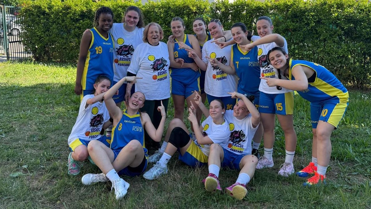 Le ragazze di Simona Querci vincono il terzo posto contro Pieffe Firenze, chiudendo una stagione ricca di soddisfazioni. Le ragazze di Simona Querci vincono il terzo posto contro Pieffe Firenze, chiudendo una stagione ricca di soddisfazioni.