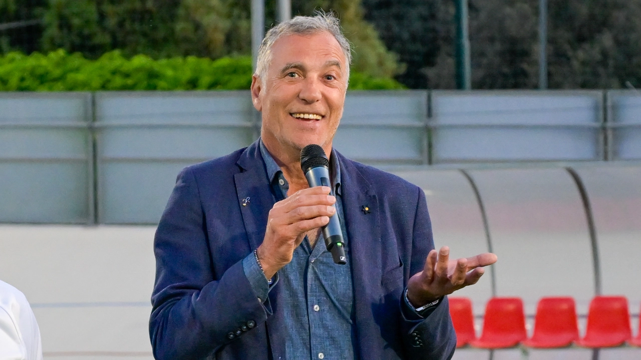 GERMOGLI PH: 24 APRILE 2025 FIRENZE AL VELODROMO ENZO SACCHI DEL CLUB SPORTIVO SONO STATI PRESENTATI LA 53ESIMA EDIZIONE DEL TROFEO FOCHI E LE NUOVE MAGLIE PER LA PRIMA SQUADRA DI CALCIO DEL CLUB SPORTIVO NELLA FOTO NICOLA ARMENTANO CELESTE PIN GIAMPAOLO MUGNAI GERMOGLI PH: 24 APRILE 2025 FIRENZE AL VELODROMO ENZO SACCHI DEL CLUB SPORTIVO SONO STATI PRESENTATI LA 53ESIMA EDIZIONE DEL TROFEO FOCHI E LE NUOVE MAGLIE PER LA PRIMA SQUADRA DI CALCIO DEL CLUB SPORTIVO NELLA FOTO NICOLA ARMENTANO CELESTE PIN GIAMPAOLO MUGNAI