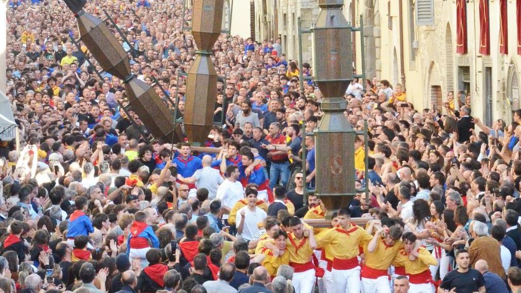 Ceri Mezzani da brividi. Caduta di Sant’Antonio. Sant’Ubaldo chiude la porta Ceri Mezzani da brividi. Caduta di Sant’Antonio. Sant’Ubaldo chiude la porta