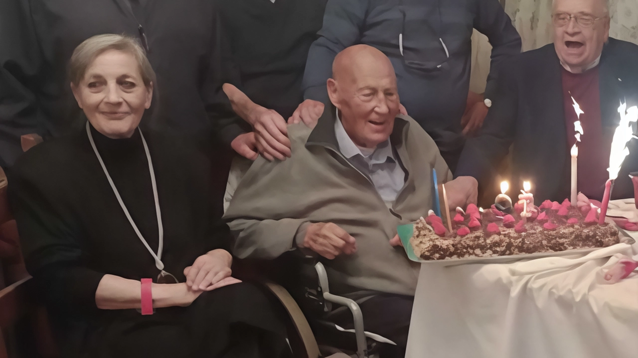 Si è spento l’ex calciatore della Carrarese e direttore di cava. Fu console provinciale dei Maestri del lavoro e allenatore di calcio . Aveva compiuto a ottobre 91 anni. Lascia due figli, Stefano e Patrizia . . Si è spento l’ex calciatore della Carrarese e direttore di cava. Fu console provinciale dei Maestri del lavoro e allenatore di calcio . Aveva compiuto a ottobre 91 anni. Lascia due figli, Stefano e Patrizia . .
