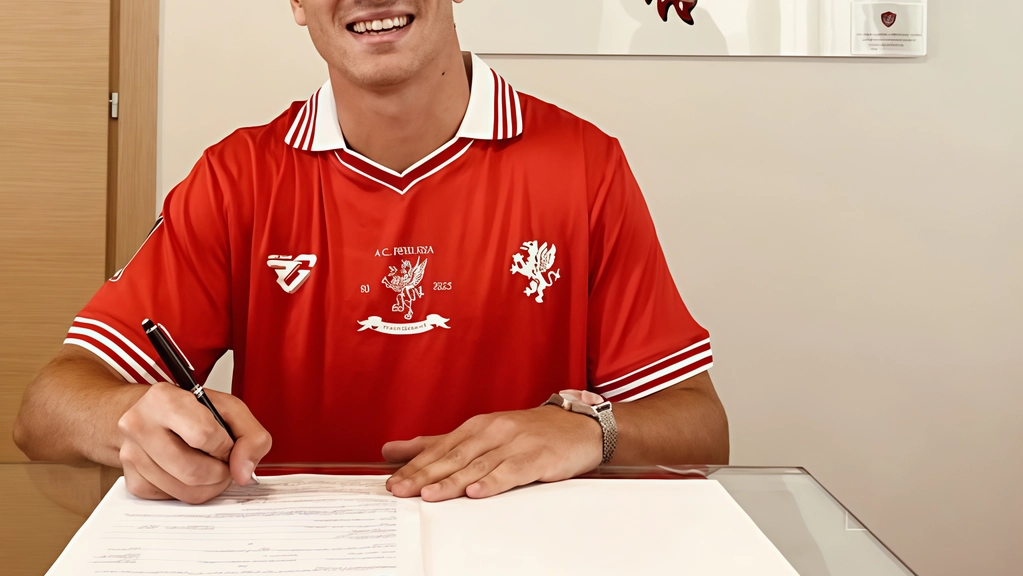 Giacomo Manzari firma il contratto col Grifo. (Fonte: acperugiacalcio.com)
