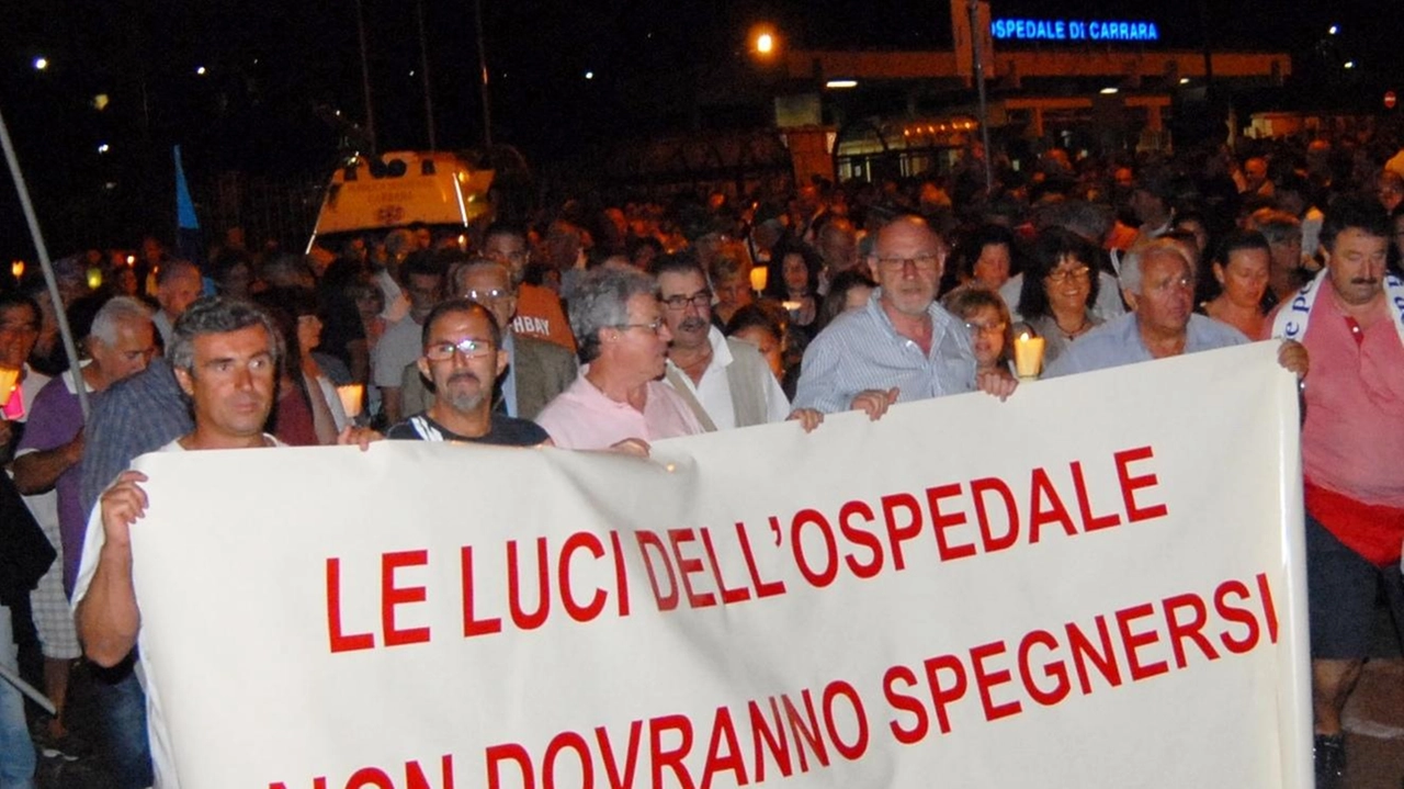 Un corteo di protesta per la difesa dei servizi sanitari a Carrara (foto d’archivio) Un corteo di protesta per la difesa dei servizi sanitari a Carrara (foto d’archivio)