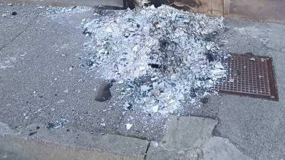 Alcuni segni di una notte di. vandalismi a Sovigliana dove ignoti hanno dato fuoco ad alcuni bidoni per la raccolta. della carta provocando danni a porte e immobili Alcuni segni di una notte di. vandalismi a Sovigliana dove ignoti hanno dato fuoco ad alcuni bidoni per la raccolta. della carta provocando danni a porte e immobili