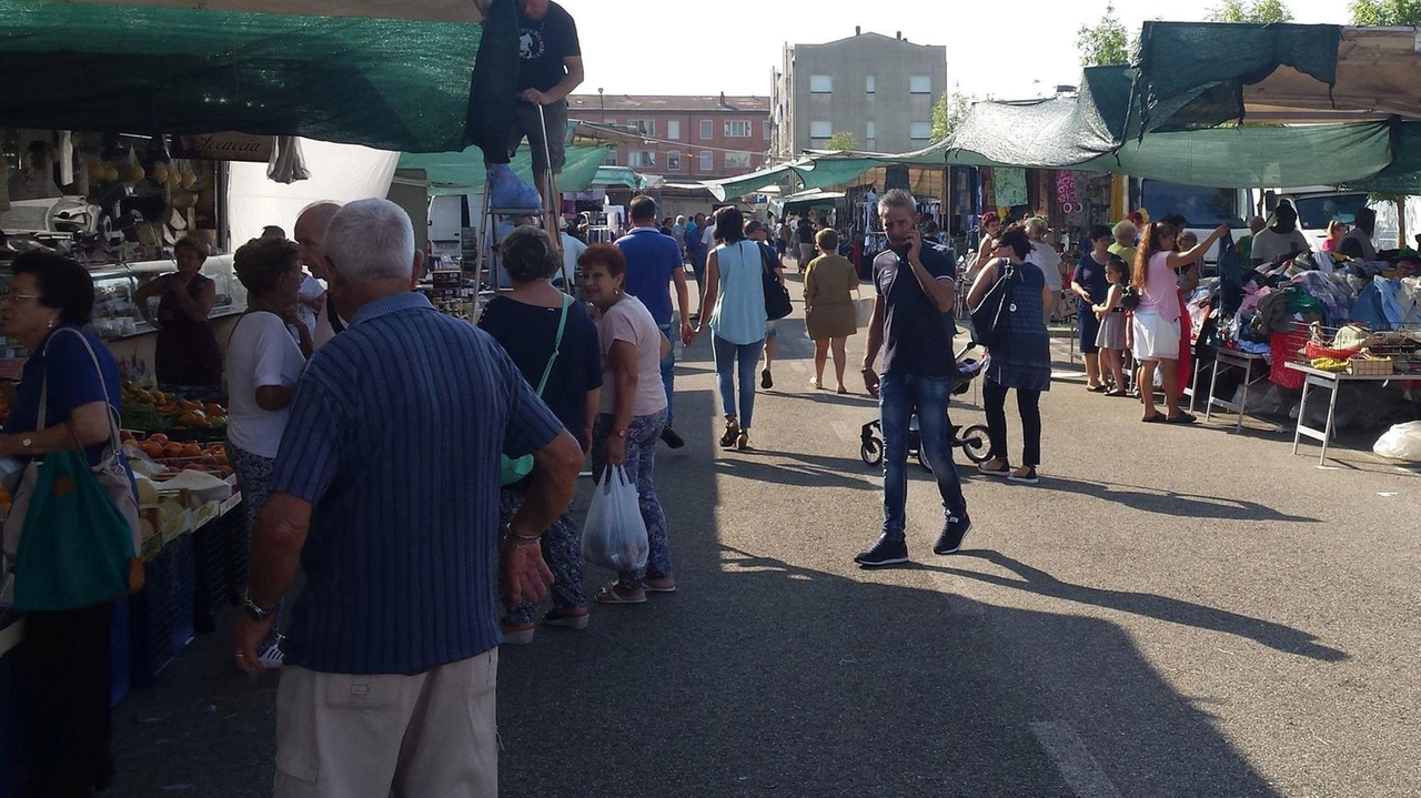 Un’immagine d’archivio del mercato di piazza Romero a Santa Croce Un’immagine d’archivio del mercato di piazza Romero a Santa Croce